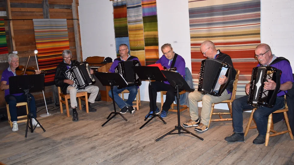 Vid vernissagen spelade Pajala Dragspelsgille musik från båda sidor gränsen.
