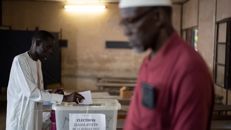 En man röstar i Dakar, Senegal, i söndags. Landets parlamentsval ses som ett test för oppositionspartierna inför presidentvalet 2024, då president Macky Sall kan försöka bli omvald en tredje gång.