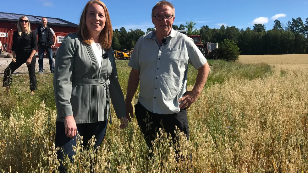Äkta vara. Som landsbygdsparti har centern mer trovärdighet och förankring i det lokala företagandet än diverse posörer till höger om dem. Annie Lööf (C) i Gnesta i tisdags. Bredvid henne Håkan Ekstrand (C), 2:e vice ordförande i Gnesta kommunstyrelse. 