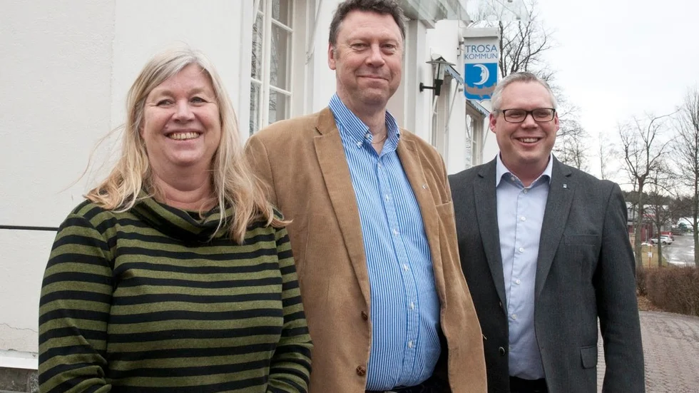 Margareta Smith (ekonomichef), Johan Sandlund (kommunchef) och Daniel Portnoff (moderat kommunalråd) visar upp ett positivt resultat i det preliminära bokslutet.