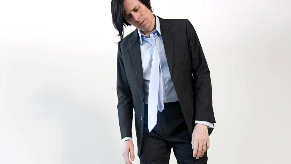 Ken Stringfellow spelar i nedevåningen på Biografbaren i Eskilstuna den 19 maj.