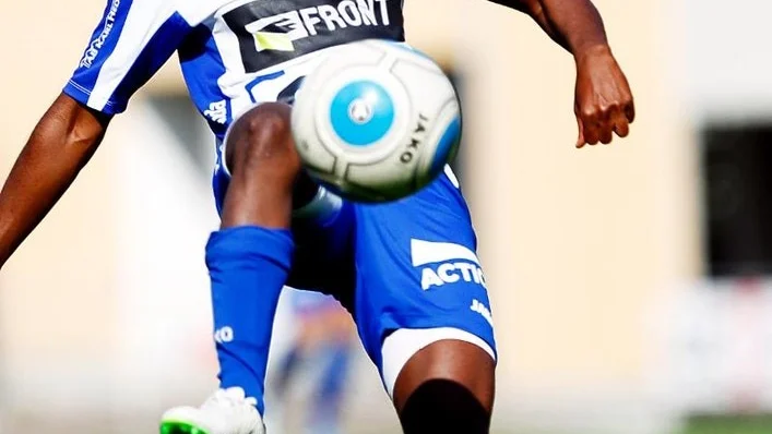 Henok Berhane lämnar City. Högerbacken har skrivit på för Arameisk-Syrianska.