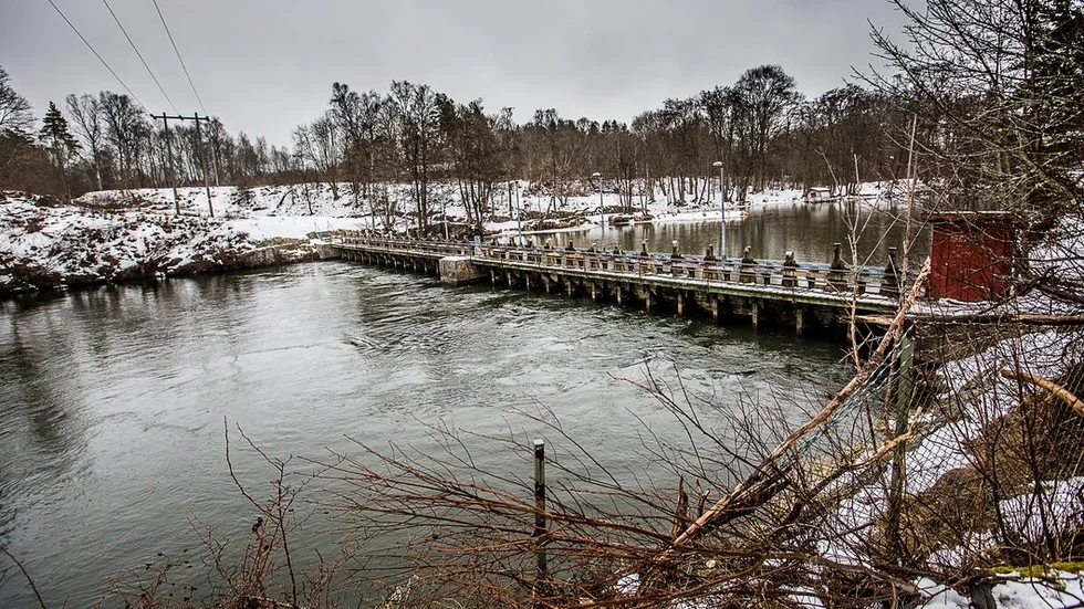 Här vid Hyndevadsdammen i Skogstorp regleras vattennivån i Hjälmaren genom utflödet till Mälaren.