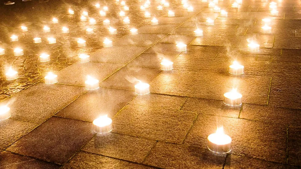 Under lördagskvällen kommer en ljusmanifestation äga rum på Fristadstorget. Och under söndagen är det Gyllenhjemstorget i Strängnäs som gäller.