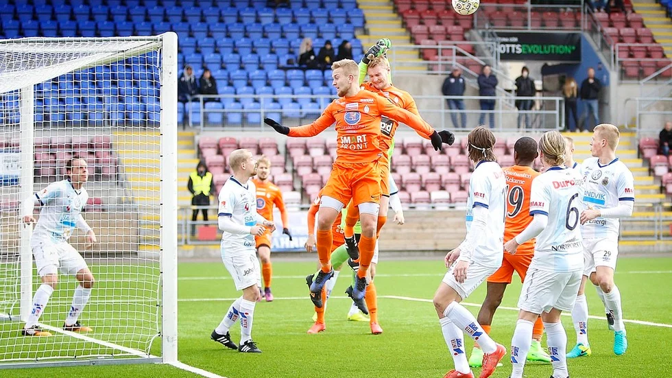 Nyförvärvet Alexander Michel signalerar för mål. Mittbacken nickade in ledningsmålet till AFC, sedan avgjorde Buya Turay med minuter kvar av matchen.