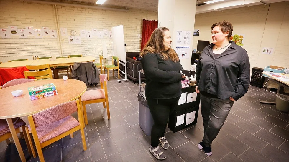Carolina Bäck och Therese Lekander arbetar med att hjälpa EU-migranter i Eskilstuna. På dagverksamheten i Klosters församlingshem får de möjlighet att bland annat äta, ta en dusch och tvätta sina kläder.