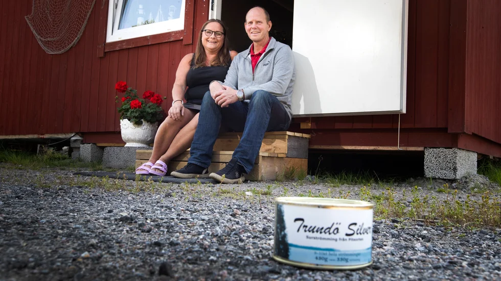 Mari Wennberg och Magnus Pettersson har vid sidan om sina ordinarie jobb börjat tillverka surströmming i liten skala, tack vare intresset för det lokala och spänningen i att följa processen.