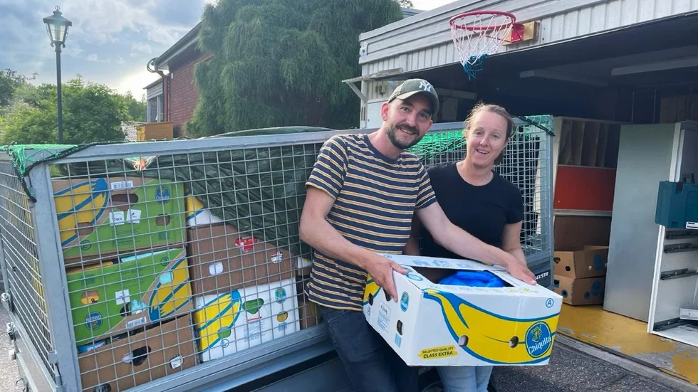 Martin Ljungberg och sambon Sofia van Elmpt tog kontakt med flera butiker i Sörmland för att ge en möjlighet till kunderna att bidra till invasionens offer.