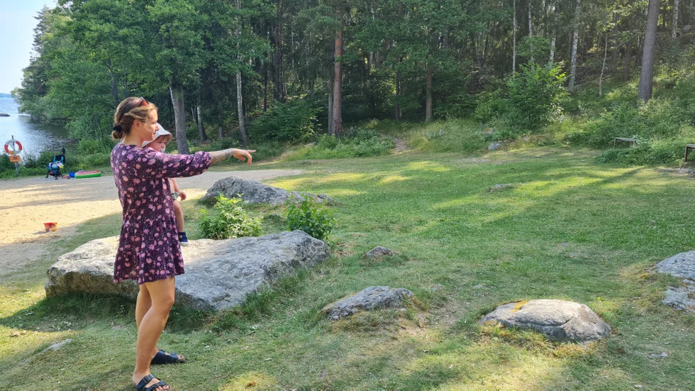 "Familjen satt där borta, och gräsmattan var helt fullproppad med människor", säger Hanna Erixon, 32 år. 