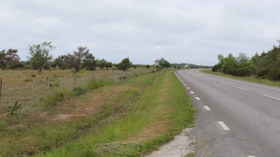 Mindre bred gotlandsväg som inte hänger med i bilarnas utveckling mot allt större fordon. 