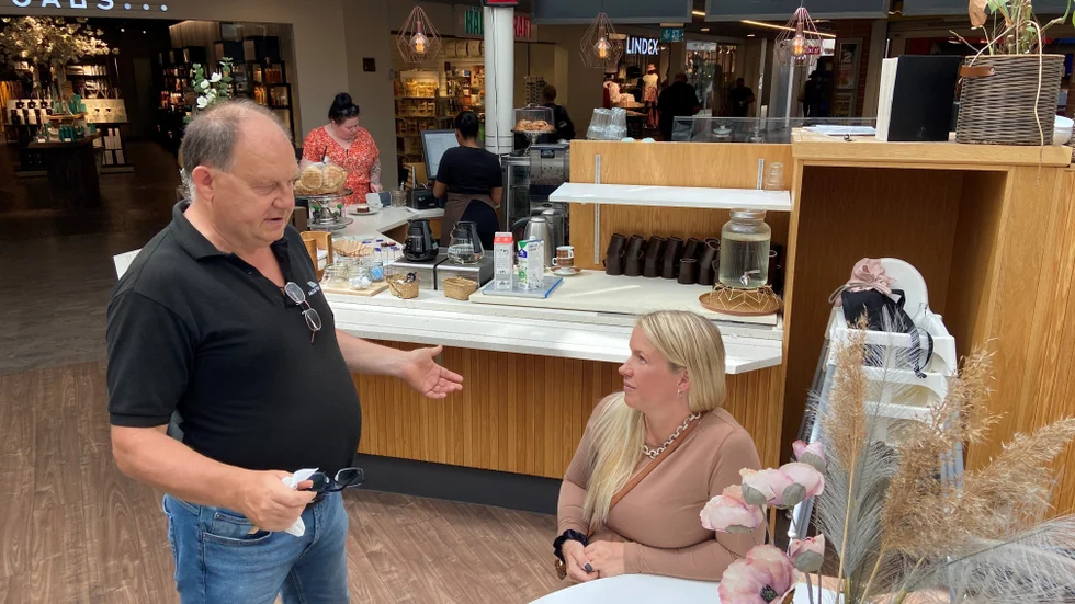 Magnus Eriksson har besökt Kafé Vardagsrum varje dag i sju års tid. "Det är klart att jag kommer att sakna fiket", berättar han för Deborah Williams, ägare.