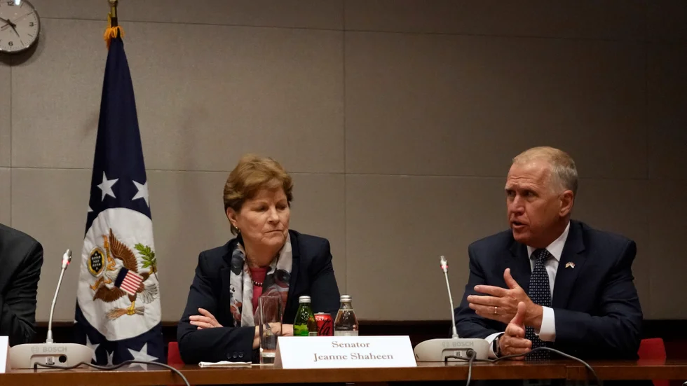 I delegationen deltar bland annat senatorn Jeanne Shaheen, demokrat, samt Thom Tillis, republikan. De två leder Nato Observer Group i den amerikanska kongressen.