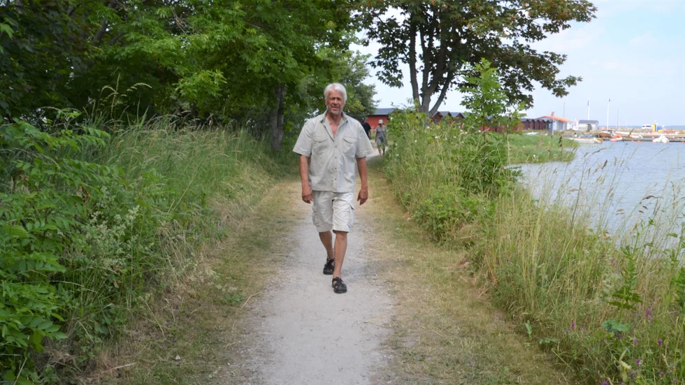 Stefan Skimutis på den stig vid Burgsviks hamn som är tänkt att bli en del av vandrings - och cykelleden.