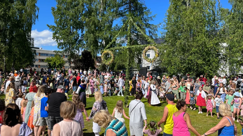 Efter två års coronauppehåll var det åter dags för ett traditionellt midsommarfirande i Badhusparken. Hundratals Pitebor slöt upp för att fira midsommarafton tillsammans i högsommarvärmen.