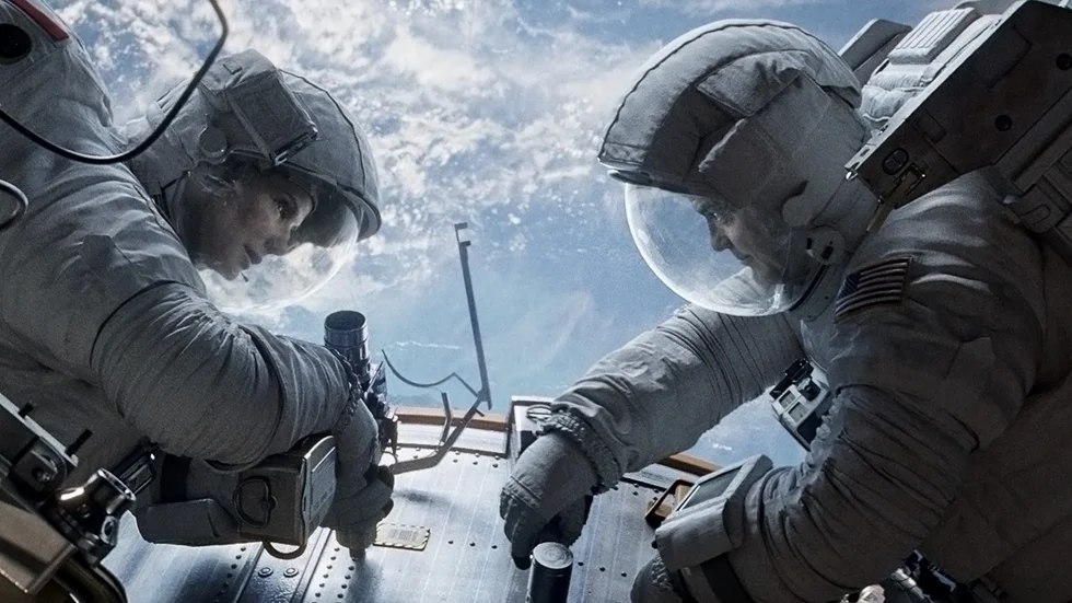 Sandra Bullock och George Clooney är lysande som nödställda astronauter i rymdskräckisen "Gravity" (2013).