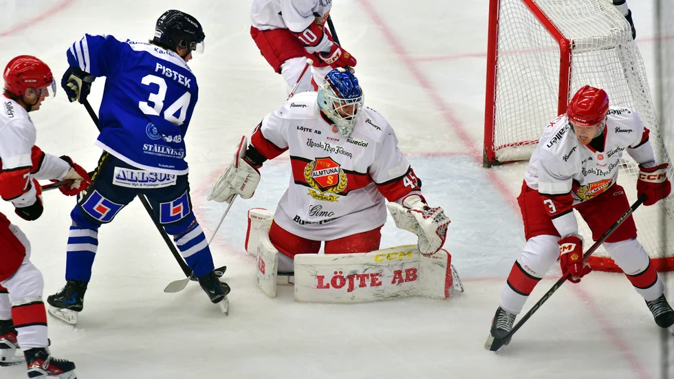 Målvakten Edvin Olofsson, här i en match mot Karlskoga, lämnar Almtuna för sitt favoritlag sedan barnsben: Modo.