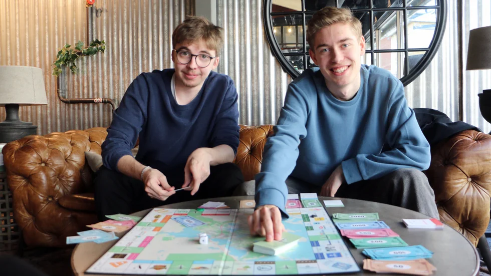 Lukas Lundmark och Oliver Notelid har tagit fram ett Monopolinspirerat brädspel där 26 Piteåföretag finns representerade och där många av frågorna är på Pitemål.