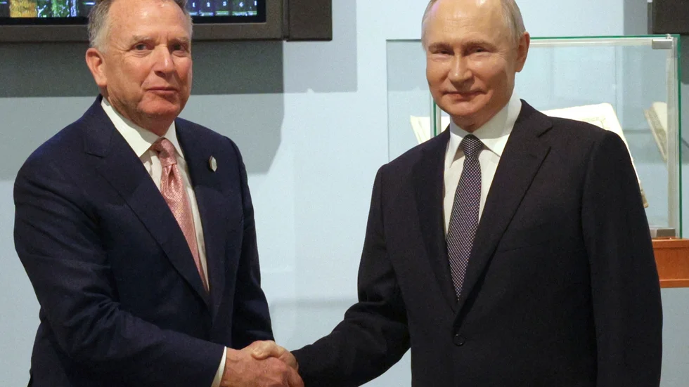 USA:s sändebud Steven Witkoff och Rysslands president Vladimir Putin i S:t Petersburg den 11 april.