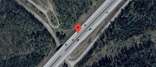 Flera stillastående lastbilar orsakar ett körfält blockerat på E20