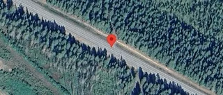 Stillastående personbil på väg 370 – stopp i ett körfält