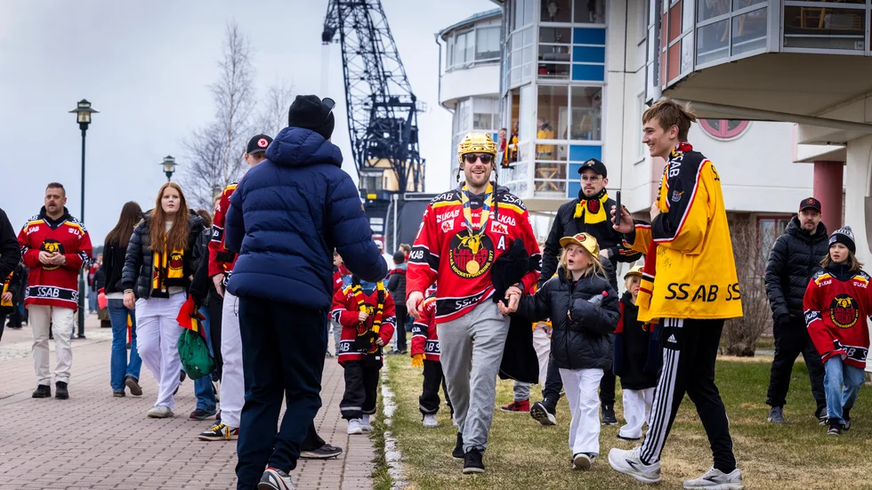 Många ville hylla Linus Omark. Här på väg från guldfirandet på Södra hamnplan i Luleå, tillsammans med ett av sina barn.