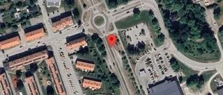 Singelolycka påverkar trafiken på väg 53 – ett körfält blockerat