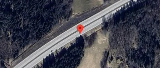 Stillastående personbil skapar problem i trafiken på E4