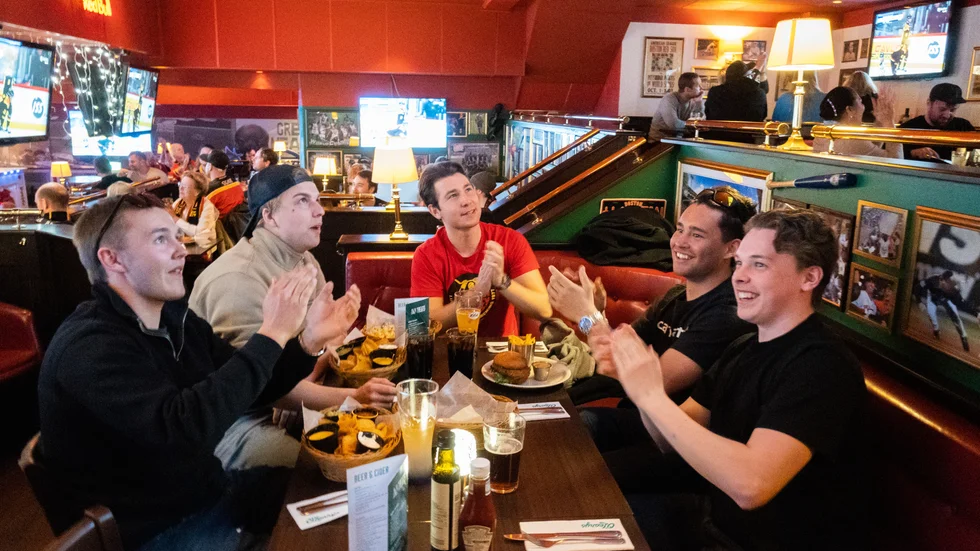 Anton Rogersson, Elias Danielsson, Alexander Linder, Jesper Boqvist och Johannes Anderson ser matchen ihop. "Det är kul att se tillsammans och det är en väldigt bra match. En start utan dess like", säger Anton Rogersson när det nyss blivit 2-0 till Luleå.
