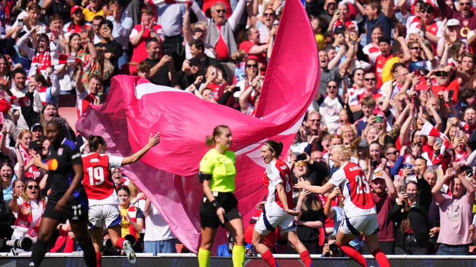 Mariona Caldentey (i mitten) jublar med Stina Blackstenius (höger) efter sitt 1–1-mål på straff, men Arsenal föll med 1–2 mot Lyon.