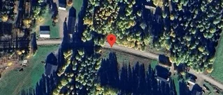 Stillastående personbil ger stopp i ett körfält på väg 648