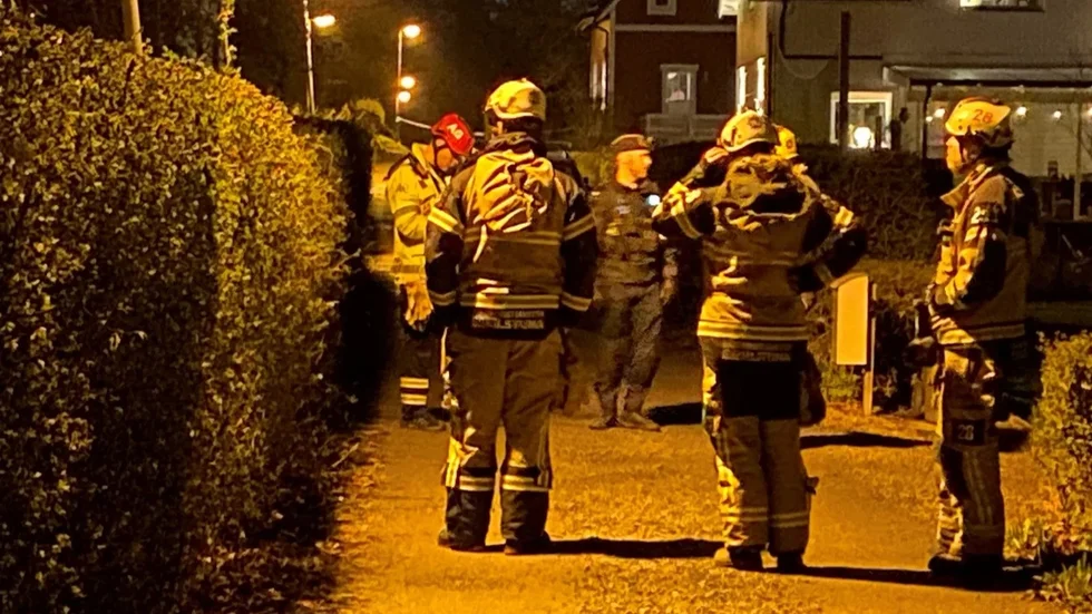 Tisdagens sprängning i ett villaområde i Hällbybrunn orsakade mycket oro. Eskilstuna-Kurirens kartläggning visar att det finns tydliga personkopplingar till ett tidigare sprängdåd i januari.