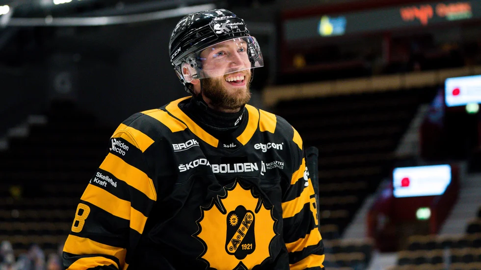 Med ett leende på läpparna har Petter Granberg förlängt med AIK. "Det kommer till sist ner på att man ska lita på den bra magkänslan man har", säger han. 