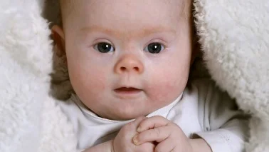 Lilla Stina är ett av barnen i utställningen som inleds på internationella Downs syndrom-dagen i domkyrkan.