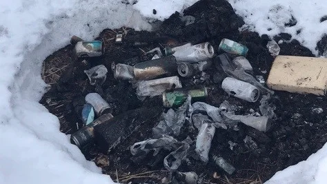 "Visste av en fin plats att sitta och fika och njuta på. Men oj! När vi kom närmare var det inte trevligt längre", skriver insändarskribenten som fotograferade nedskräpningen.
