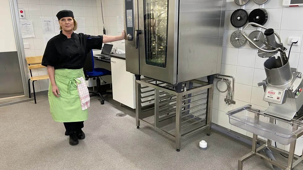 Kristiina Kallunki är ansvarig för mottagningköket på Brandkärrsskolan. Fast det inte finns så mycket köksutrustning så hjälper den nya moderna ugnen henne att hålla nere beställningarna.