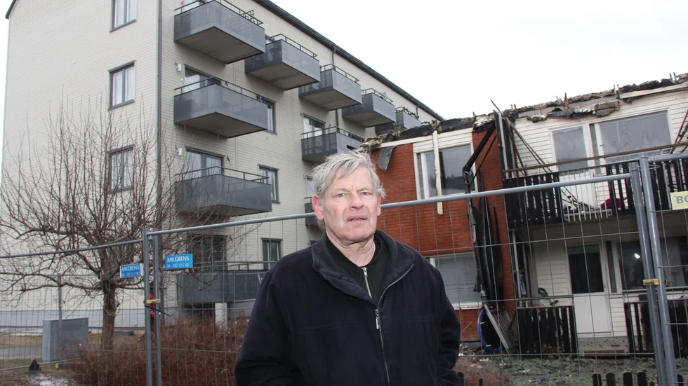"Det är modernt med trähus, men jag tycker inte det känns brandsäkert", säger Märstabon Örjan Lindblom. Det var bara några meter mellan det nybyggda höghuset i trä och takbranden. 