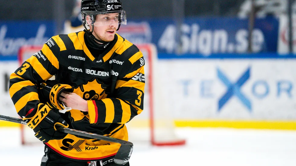 Niclas Burström tillbaka i träning – fast i den röda "ej tacklingsbara" tröjan. 