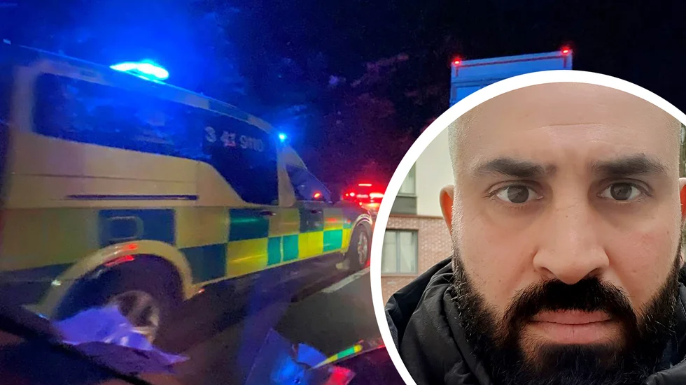 Ahmad Omara blev vittne till olyckorna som inträffade på E20 efter att en bilist kört i fel riktning. "Jag letar efter föraren men ser ingen. Då ser jag något som rör sig under bilen. Det är ett ben."