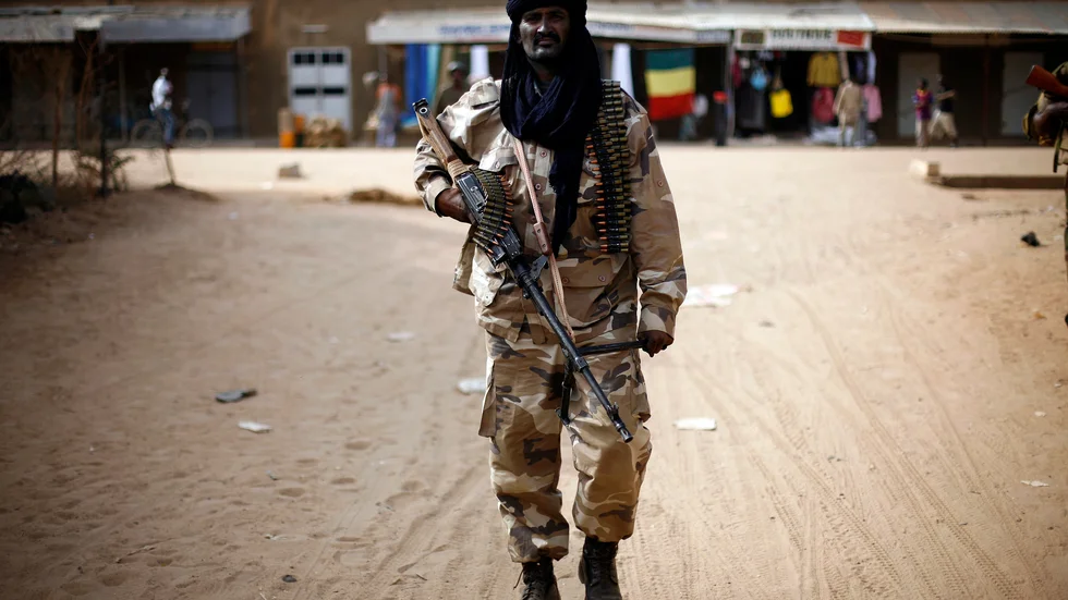 En soldat från Tchad patrullerar gator i staden Gao i norra Mali, där väpnade grupper attackerar civila och militär. Arkivbild.