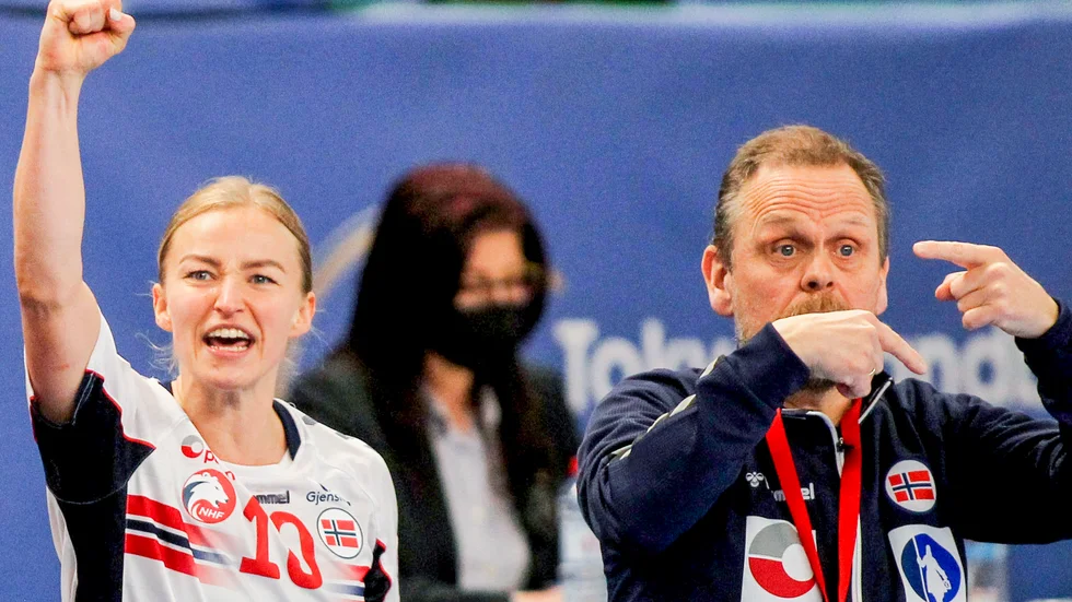 Norges Stine Bredal Oftedal och landslagschefen Thorir Hergeirsson kan jubla åt en säkrad OS-plats.