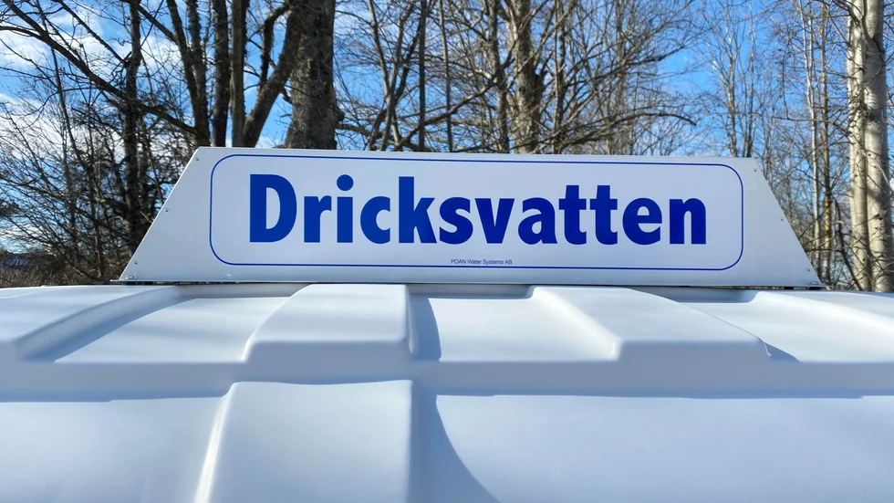 Miljö- och byggnadsnämnden avslog en ansökan om att göra om en bastu till ett fritidshus, bland annat för att det saknades dricksvatten vintertid. Nu får de ändra sitt beslut, efter att ha fått bakläxa av högre instans. 