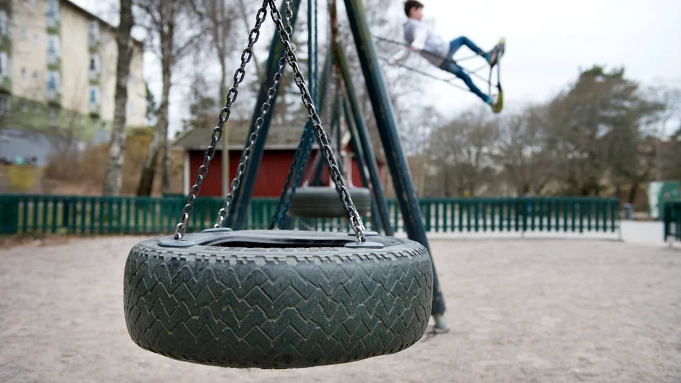 En äldre man ska ha försökt locka till sig barn i en lekpark i Hälleforsnäs. Bilden är tagen på en annan plats.
