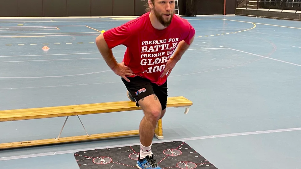 Robin Axbom i en av flera kombinerade styrke- och balansövningar.