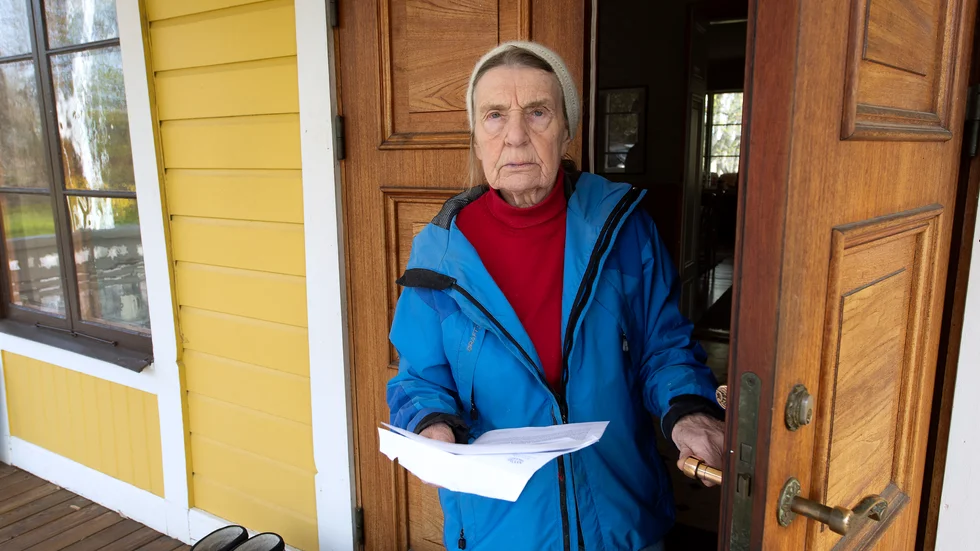 Inger Sköld i Bettna blev både förvånad och upprörd när maken fick ett brev på posten från Region Sörmland. Där erbjuds han som fritidshusägare över 60 år vaccination. "Bör inte fler riskgrupper prioriteras?" undrar hon.