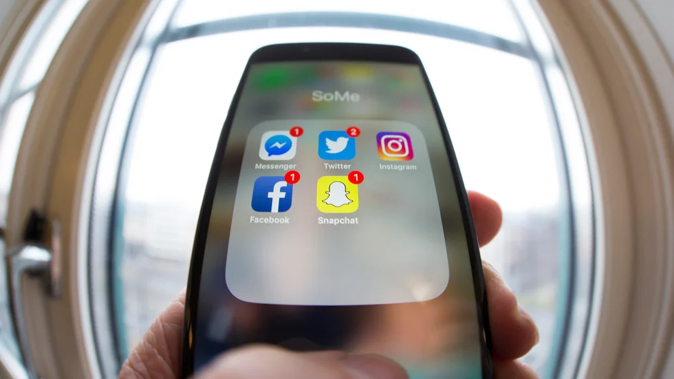 Tonårsmamman från Piteå hörde när hennes tonårsdöttrar fnissade över något. När hon förstod att en man skickat dick pics och försökt stämma träff med dem valde familjen att polisanmäla.