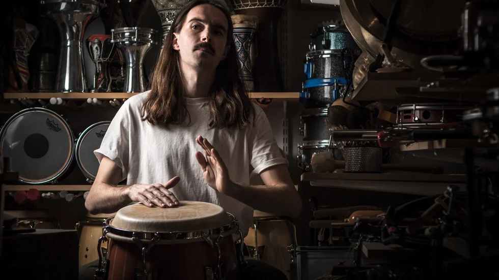 Axel Fagerberg är slagverkare och inte trummis. Som slagverkare, eller percussionist, spelar man en lång rad olika instrument, som congas, timbales, maracas, vibrafon eller tamburin – plus tusentals andra saker och lika många instrument därtill som ännu inte är uppfunna. 