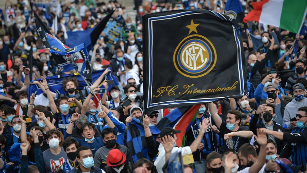 Intersupportrarna firade titeln ute på stan i Milano.