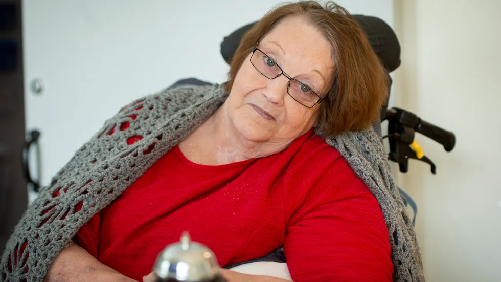 Trygghetslarmet skrotades. Nu ska Kristina Schmidt och andra boende på Koggen använde ringklockor för att få kontakt med personalen.