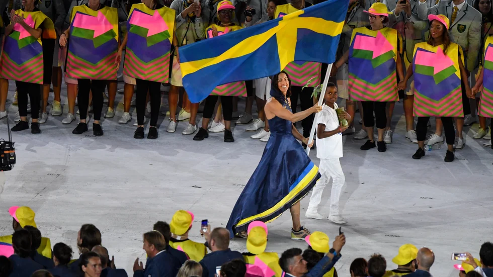 Simmaren Therese Alshammar bar Sveriges flagga under invigningen i Rio de Janeiro 2016.