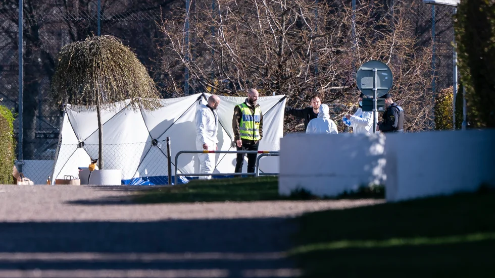 Polis och avspärrningar kring Ärtholmens koloniområde i Malmö efter att en ung man hittats ihjälskjuten under fredagsmorgonen. En man är nu anhållen misstänkt för mordet. Arkivbild.